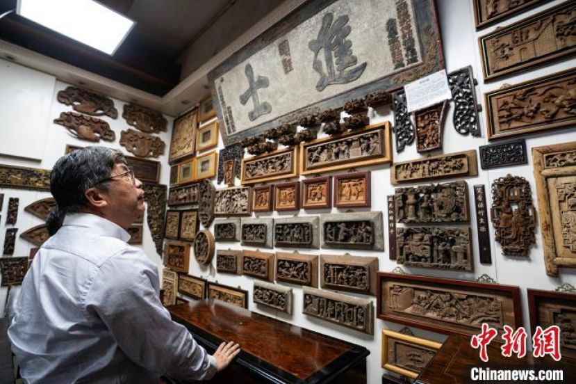 香港收藏家沈墨宁和他的木雕藏品。