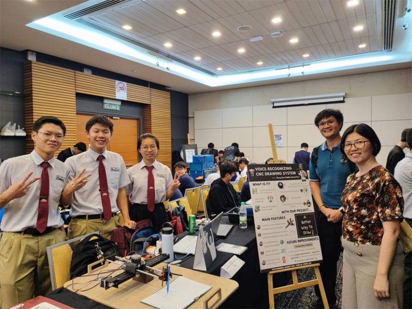 一中高一理忠班三位代表凭借《语音绘画家》（Voice-Recognizing CNC Drawing System）勇夺银奖。图为（左起）：黄成涛、刘甚宏、黄詠颀，导师赖佳颖老师与黄滢锨老师同行合影。