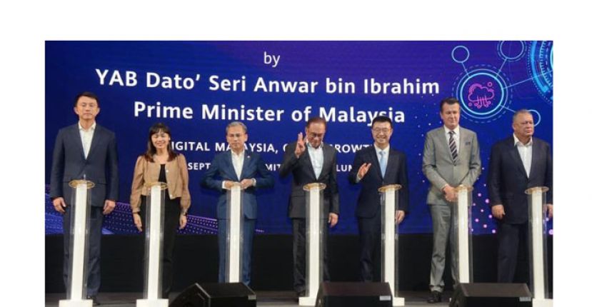 安华（中）为华为资讯与通讯科技峰会主持闭幕，左起为孙鲁源、张念群及法米；右起是莫哈末沙林、祖连柯尔曼及林柏枫。