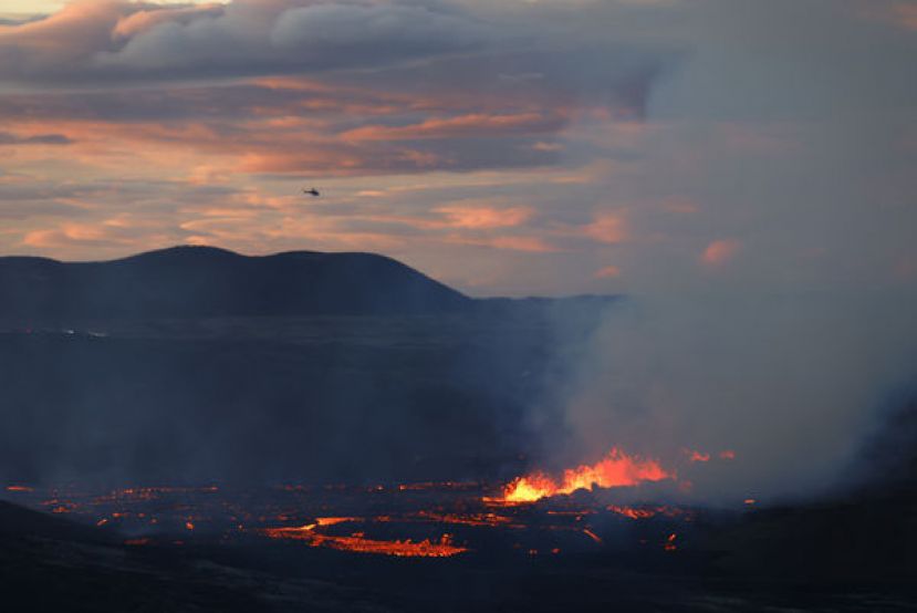 冰岛法格拉达尔火山2022年喷发。