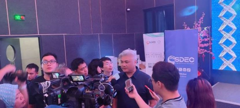 砂拉越数字经济机构首席执行员拿督苏达诺多向媒体发表谈话时影。