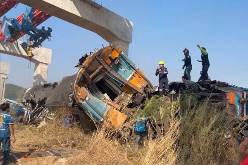 泰起重机坠落砸翻火车，酿28死64伤惨剧。