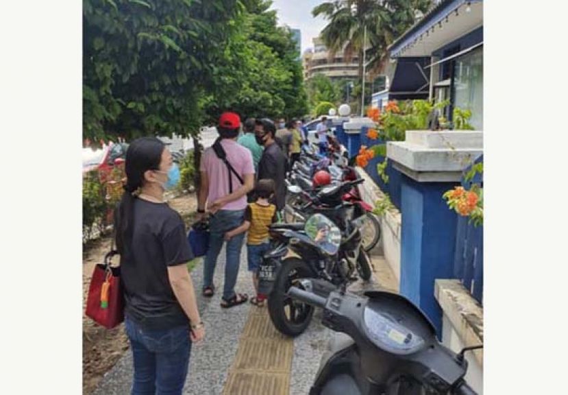 刘强燕在西马警察局排队申请返回砂拉越的入境准证。