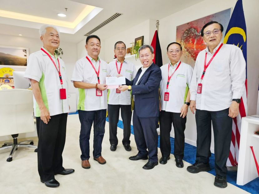 砂拉越云南善堂新春联欢暨感恩晚宴筹委会主席甲必丹刘天金（左2）移交邀请函予副总理拿督斯里沈桂贤医生（右3）。云南善堂主席郑文新（左3）丶福利主任本固鲁田新华 (左1)丶副财政林瑞钊(右2）丶副国英文书郑文发（右1）在场合影见证。