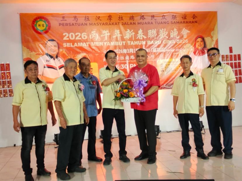 三马拉汉摩拉端路民众联谊会主席兼新春联欢晚宴筹委会主席蔡明盛（中）赠送水果礼篮予实达干区立法议员拿督汉扎伊布拉欣（右三）。左一起是该联谊会副主席潘文正、永久名誉主席兼晚宴大会主席本固鲁蔡恒辉及甲必丹彭志奋。右二及一分别是顾问甲必丹田乃保和财政曾令威。