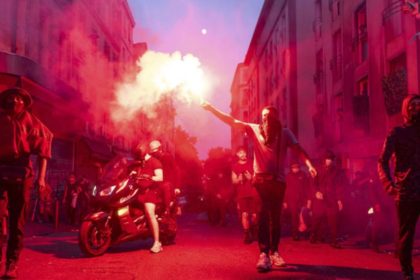 法国因非裔青少年遭警察射杀引起暴动，如今已失控成为抢劫、砸店的混乱局面。