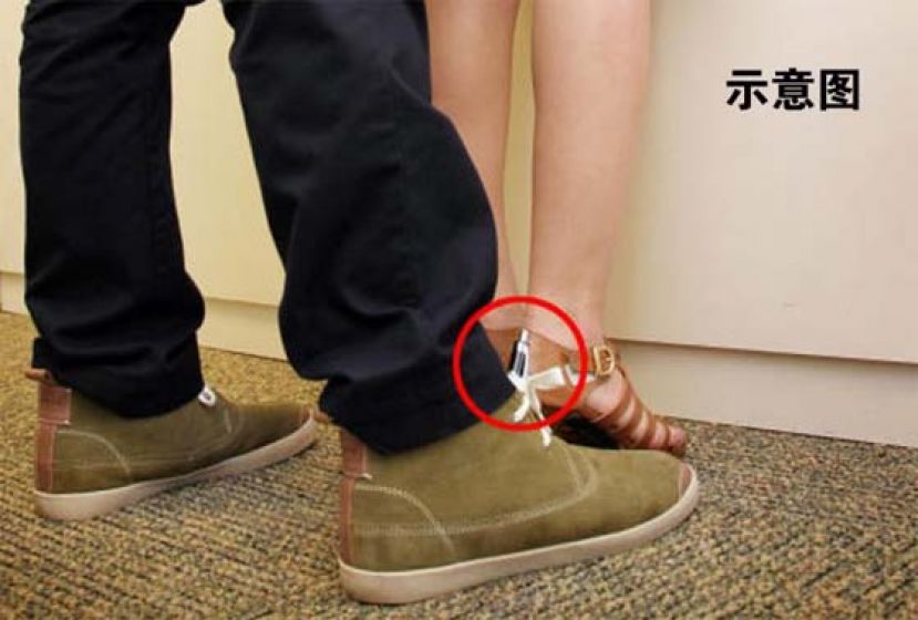 偷拍裙底被抓包，阿伯当场生吞记忆卡。