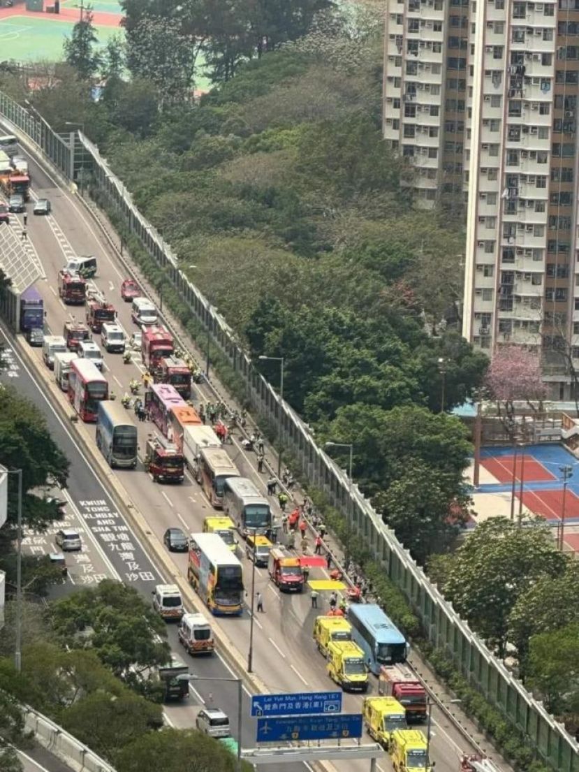 香港4辆旅游巴士与卡车连环撞 93人受伤