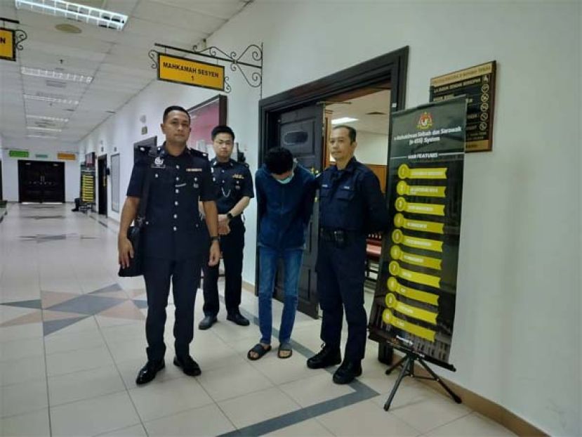 被告（右二）在庭外一摄。