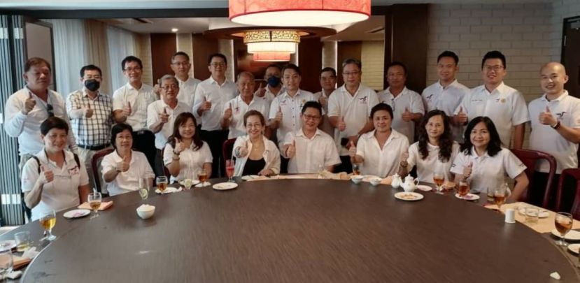 砂盟古晋市区国区候选人郑志国（前排左5）与竞选宣教人联党员团队合影；左4为人联古晋支部主席拿督杨莉。