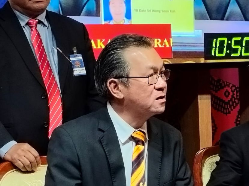 哥打圣淘沙立法议员叶耀星在砂拉越州议会大厦召开记者会。