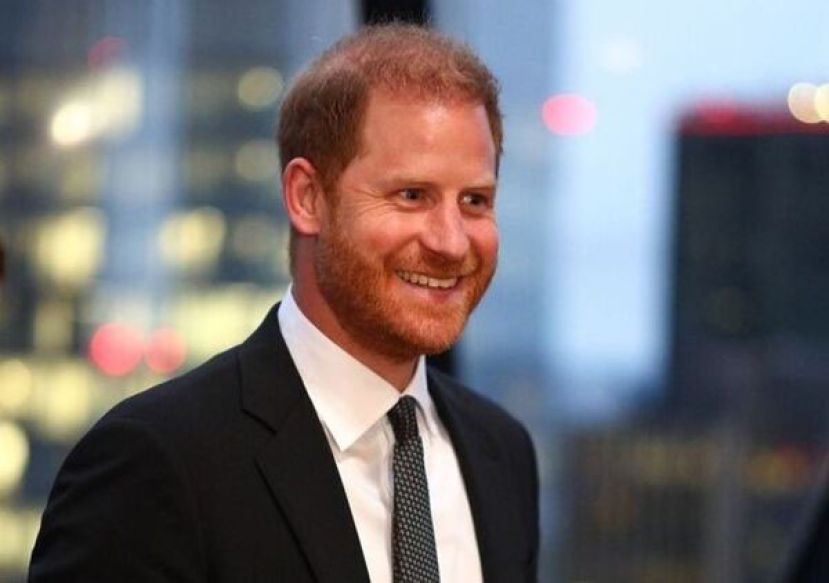 女记者夏洛特格里菲思（小图）指称，她在2011至2012年间，与哈利王子透过脸书频繁私讯。