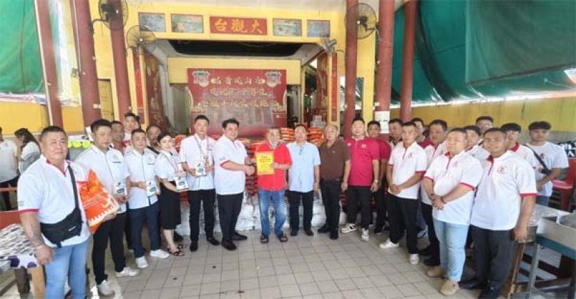 古晋福建公会署理会长黄张金发(前排右七)颁发感谢状给予联兴武术协会会长陈志财(前排右八)。前排右六为古晋福建公会秘书长甲必丹陈国璋；前排右五为古晋福建公会副财政吴祖姜；前排右四为古晋福建公会凤山寺委员会主任傅本龙。