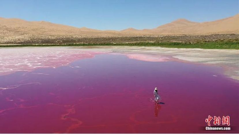 达格图湖，巴丹吉林沙漠中的红海子。