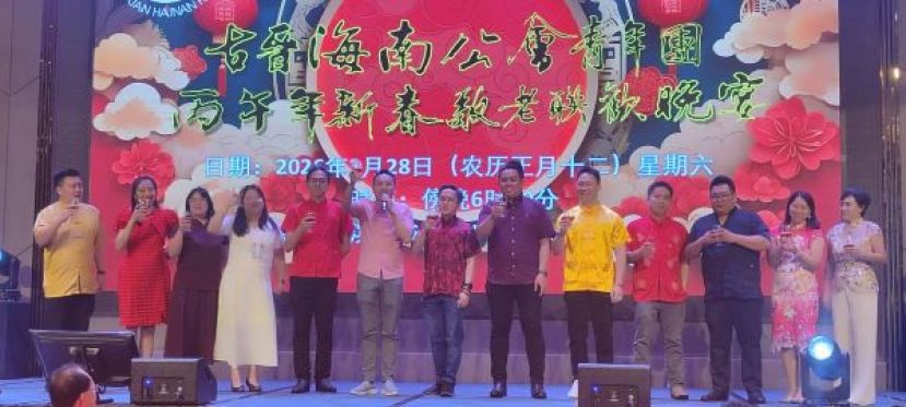 青年团团委在团长周世宏（左六）在台上向宾客敬酒时影。