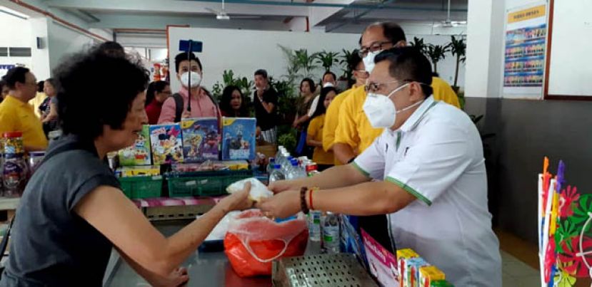 南市市长拿督黄鸿圣（右）派发口罩给小贩。