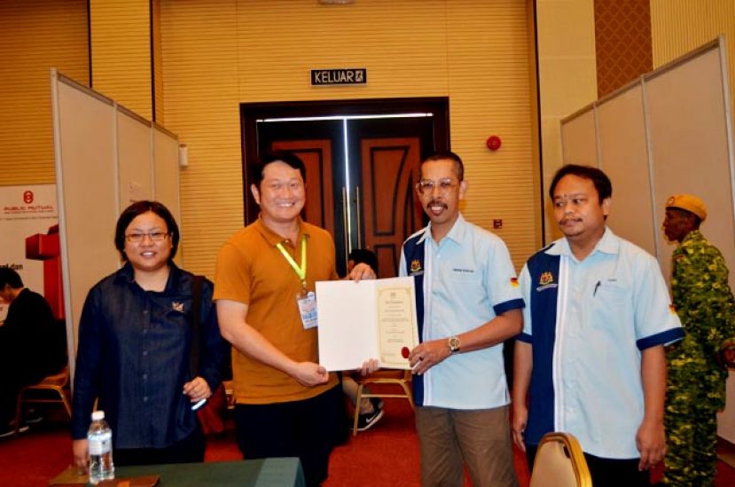 砂劳工局局长阿旺拉端(右2)颁发证书予参加的雇主，(左)为诗巫省公署代表王香萍。