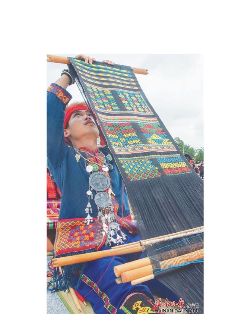 海南黎族男孩黄杨伟织锦。