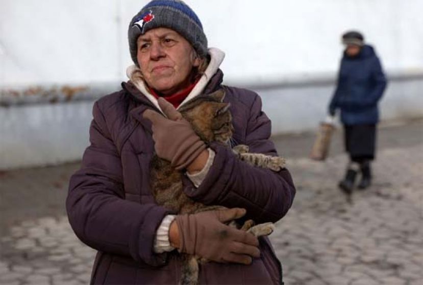 估计乌克兰有超过1万5000人在战争期间失踪。图为乌克兰东部顿涅茨克地区的居民。