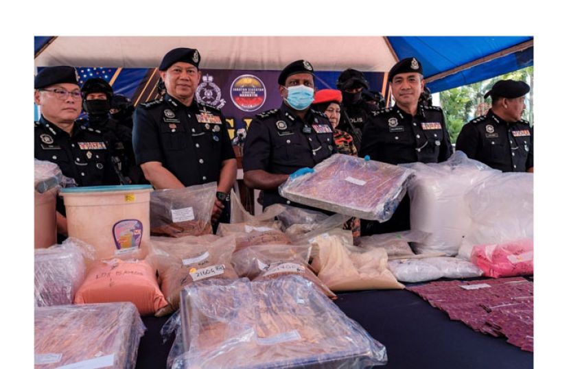 警方展示起获的毒品等。