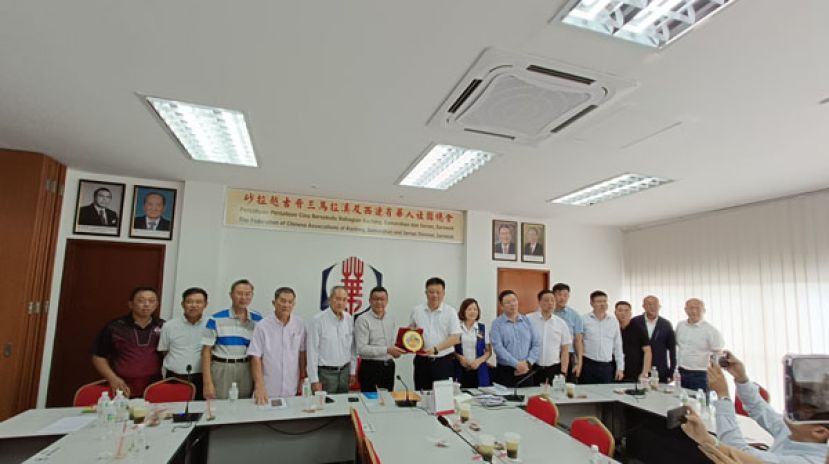 晋汉连省华总会长拿督黄良杰（左六）赠送纪念品予青岛市市北区委书记高健（左七）。