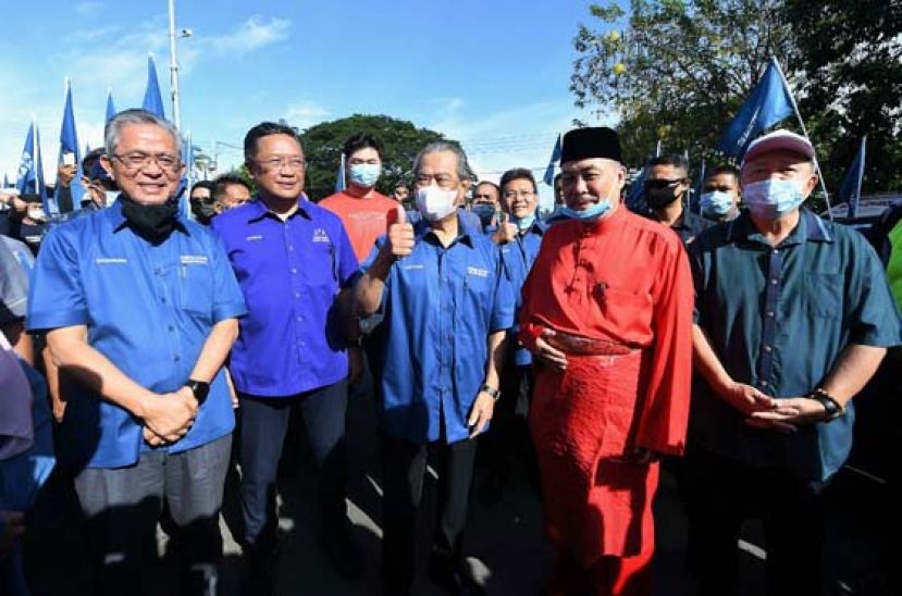 慕尤丁（左３）支持竞逐苏拉曼州席的土著团结党沙巴州主席拿督哈芝芝（右２）。