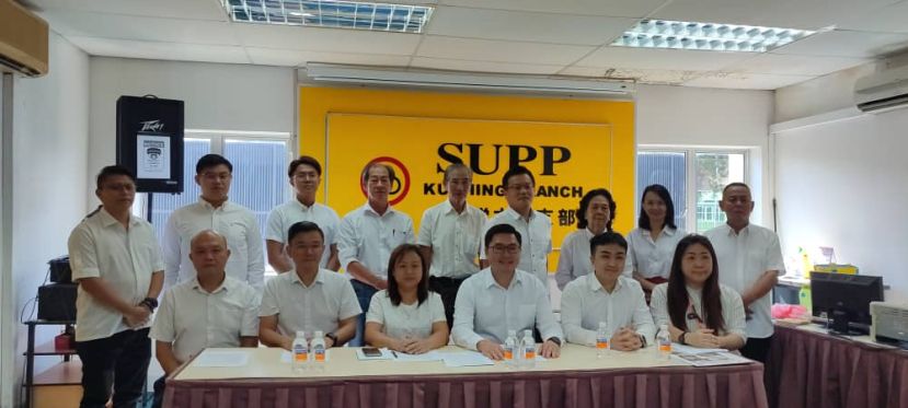 人联党古晋支部66周年嘉年华联合主席蔡姄燕（前排左三）及黄笃荣（右三）呼吁民众踊跃参与。前排左起为顾问林智杰、杨岩彬；前排右起为财政杨嘉琪及秘书黄吉坤。