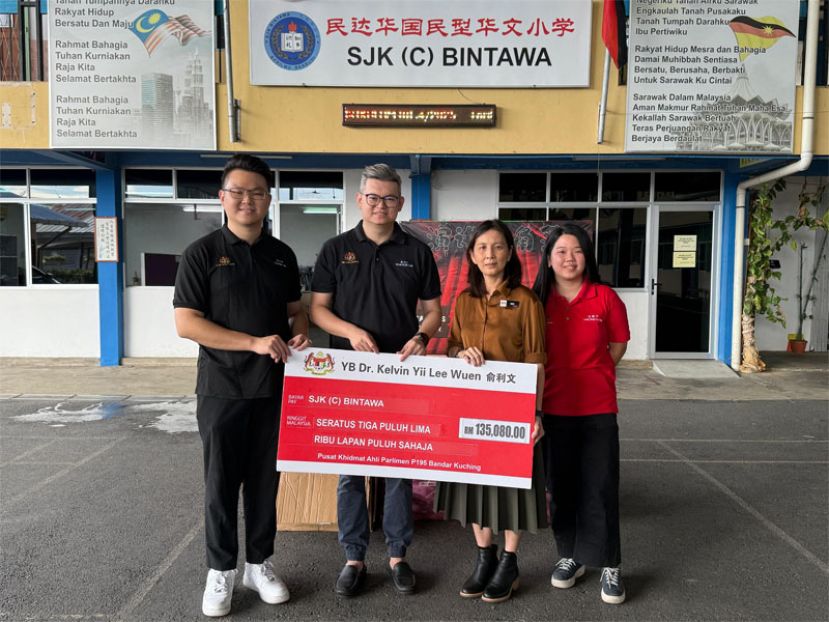 古晋市国会议员俞利文（右2）移交拨款予民达华国民型华文小学，资助该校提升基本建设用途。