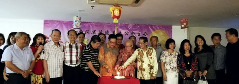 该会顾问兼主宾拿督吴标生博士也应邀与该会理事共切特制大月饼晚宴开幕仪式。