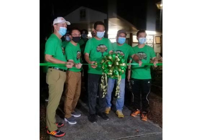 拿督阿都卡林（中）主持&ldquo;城市森林夜行&rdquo;活动启动礼。