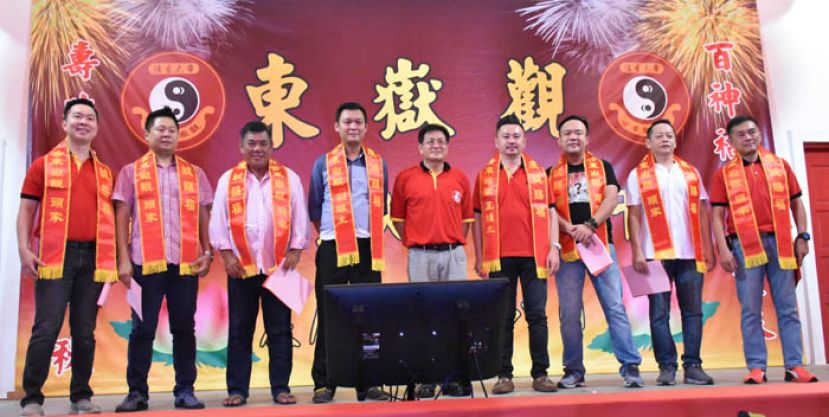 左起：新届炉主头家与主席方文祥合影。左一起为头家吴志鸿、头家傅本龙、头家代表卓文德、副炉主黄章原、东嶽观主席方文祥、正炉主刘宥鸿、头家蔡文僠、头家符祥鹏及头家代表钟献忠。