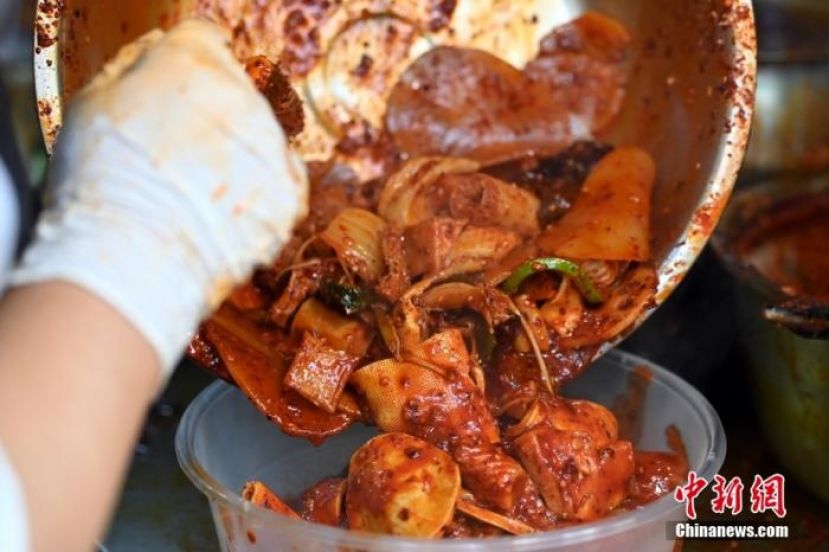 甘肃天水商家正在制作麻辣烫。 