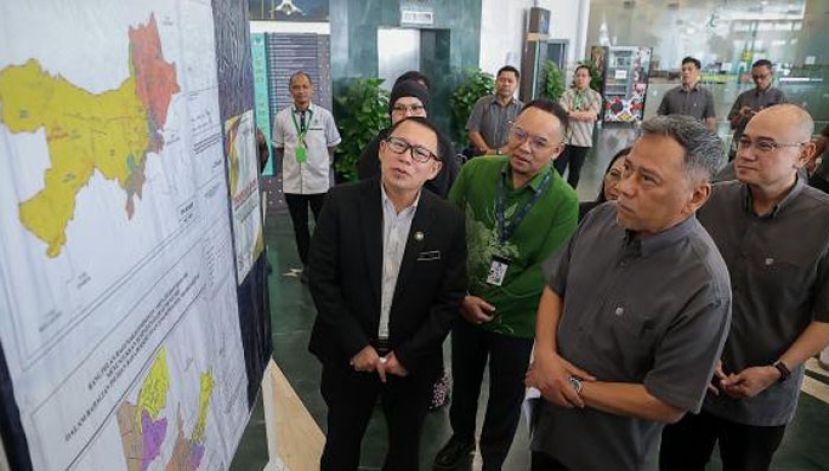 选委会主席南兰哈伦（右二）巡视砂选区重划建议展览。