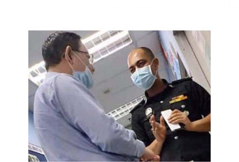林冠英在亚庇机场与移民局官员交涉。