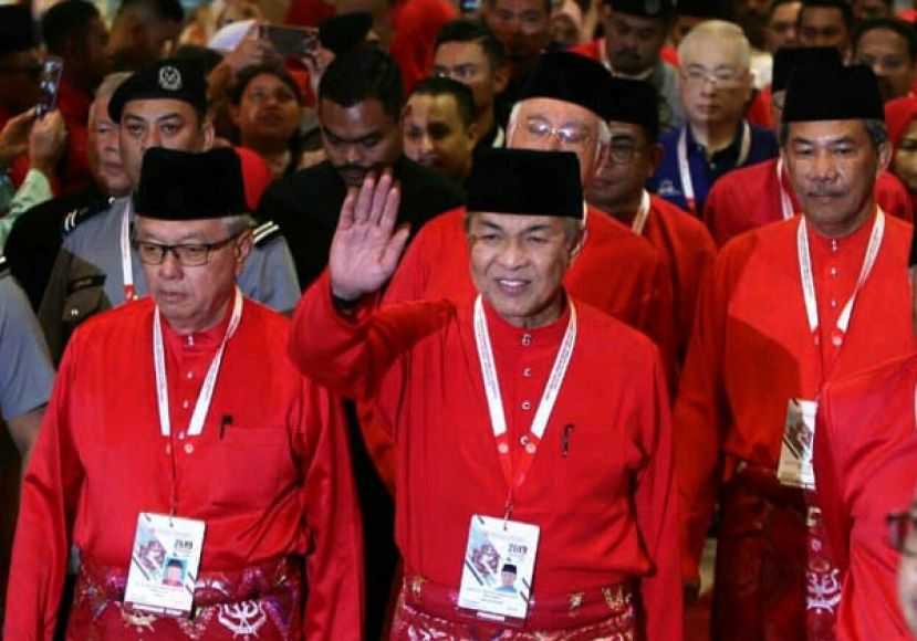 阿末扎希步入巫统大会礼堂，与代表们挥手致意。