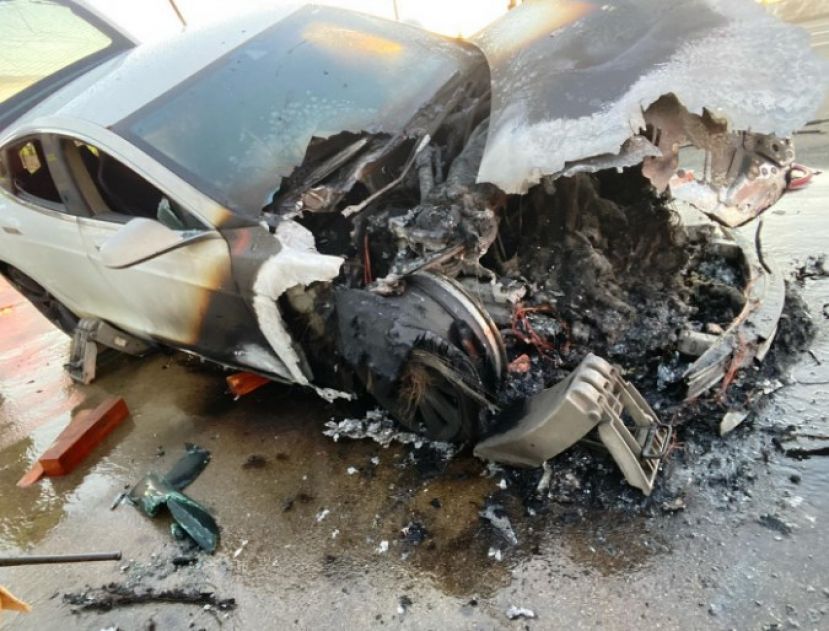 事发的特斯拉电动车电池在起火前，毫无异状。