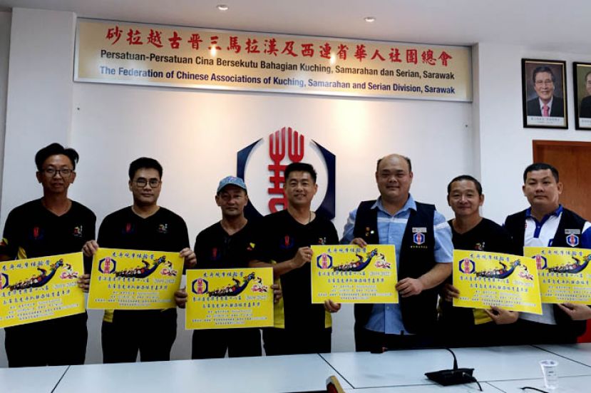 众人于新闻发布会上合影，左起；为古晋犀鸟龙舟俱乐部财政周伟强、理事蔡卓维、秘书朱长良、主席林吴鸿任、华青团团长林学定、古晋犀鸟龙舟俱乐部理事李国豪及华青第二副团长陈小文。