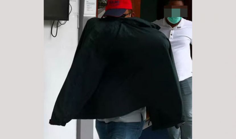 涉嫌结伙抢劫的2名警员，分别用风衣和戴上墨镜和口罩遮脸。