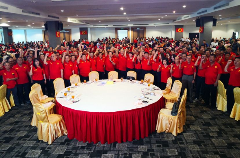 砂全民团结党巴旺阿山支部举办中秋联欢会。党主席拿督斯里黄顺舸带领党员高呼三声党万岁。