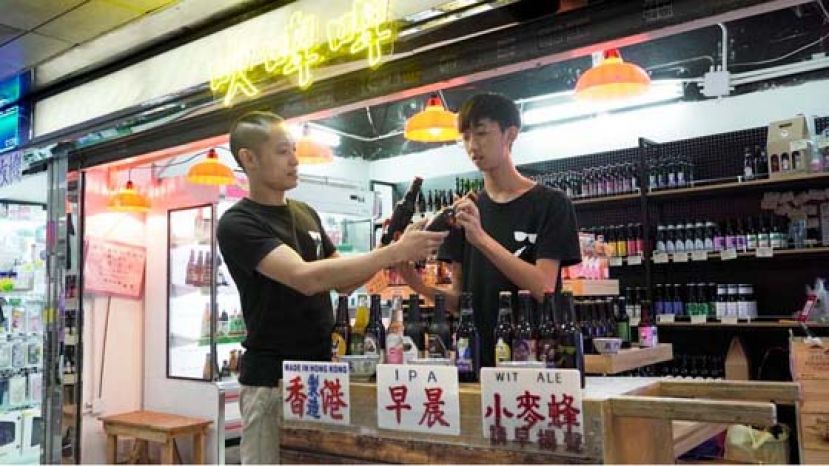 吹啤啤一脚踢厂长David（左），月初在葵芳开实体店，实习生要帮手看店。