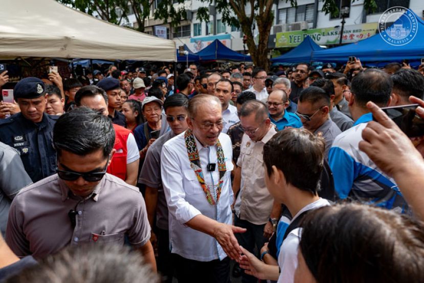 首相安华在亚庇加雅街巡访。