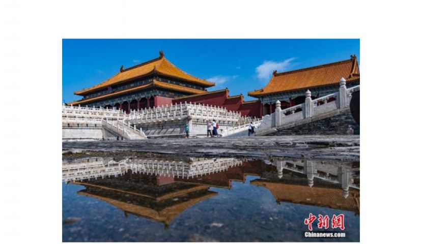 北京雨过天晴，故宫博物院内太和殿与水中倒影形成&ldquo;镜像&rdquo;。