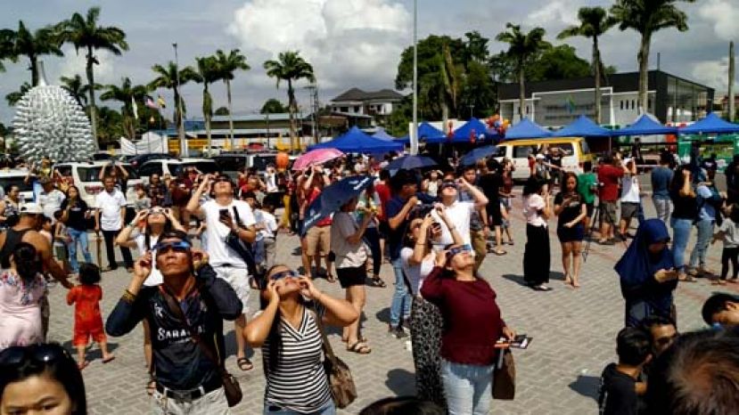 大批民众聚集在西连观赏日环食。