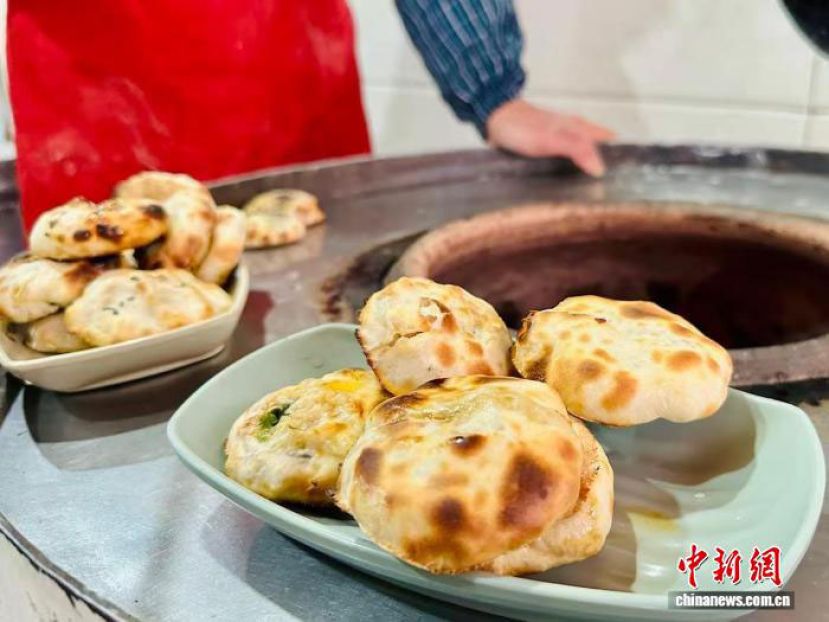 刚出炉的衢州烤饼。