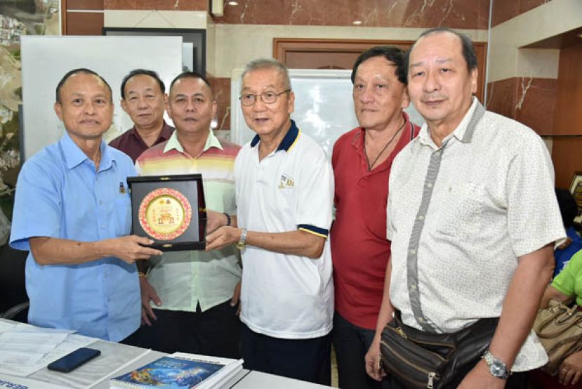 老巴刹民众联谊会副主席沈云豹（前排右三）在理事们的陪同下，赠送纪念品予古晋南市市长曾长青（前排左），以感谢曾长青多年来的帮忙。前排右起为老巴刹民众联谊会秘书孙守生及福利主林顺理；前排右四为主席林传政。