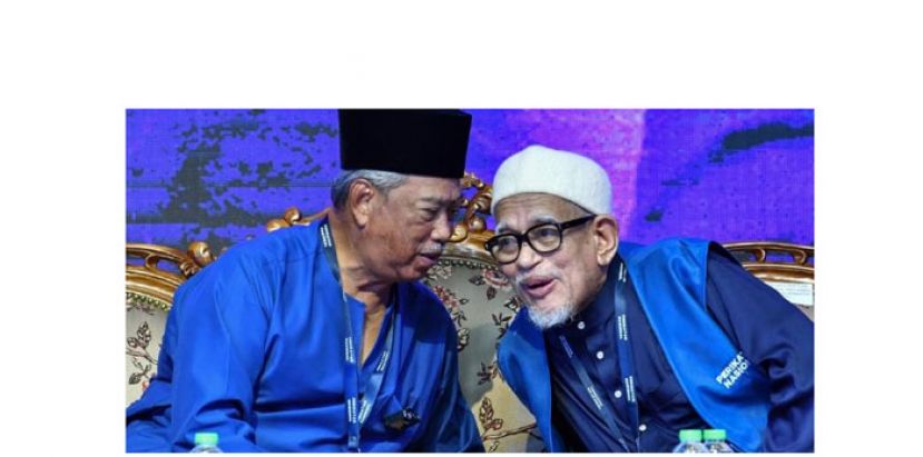 丹斯里慕尤丁（左）与伊党主席哈迪阿旺（右）窃窃私语。