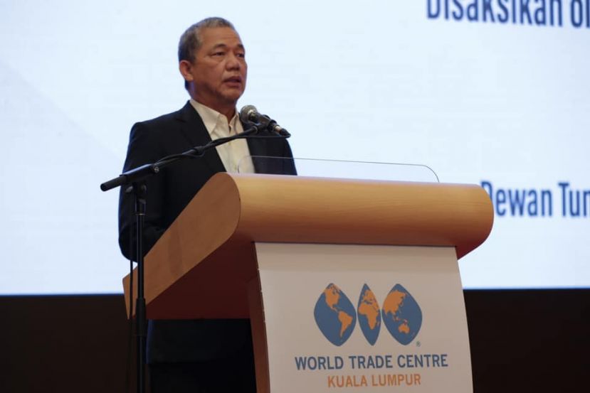 高级政务部长（工程部）拿督斯里法迪拉尤索夫.