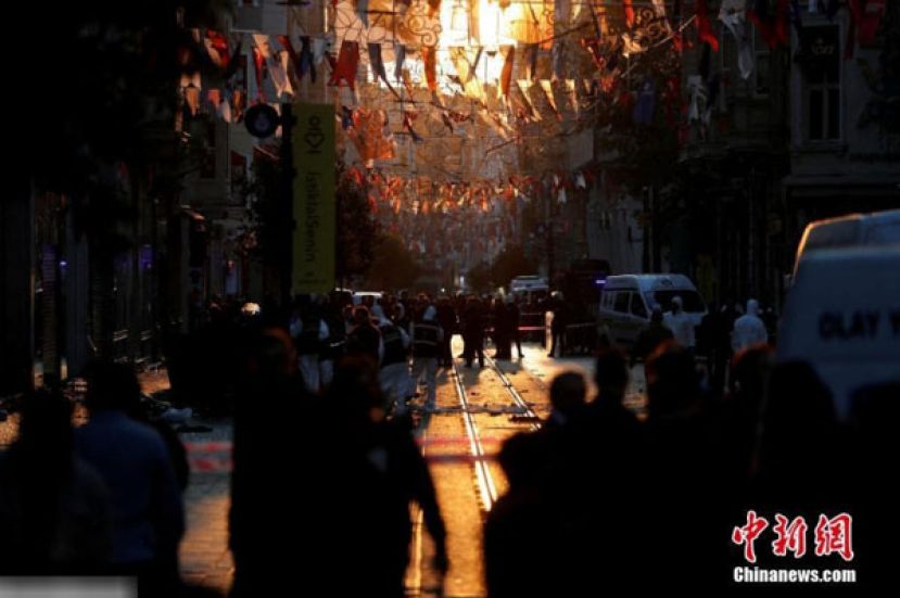 爆炸发生后警察和紧急服务人员在现场工作。