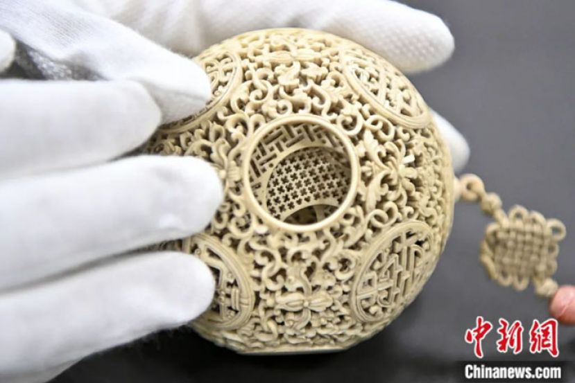 广东省博物馆镇馆之宝──象牙球&ldquo;清中期象牙雕福寿宝相花十一层套球&rdquo;。