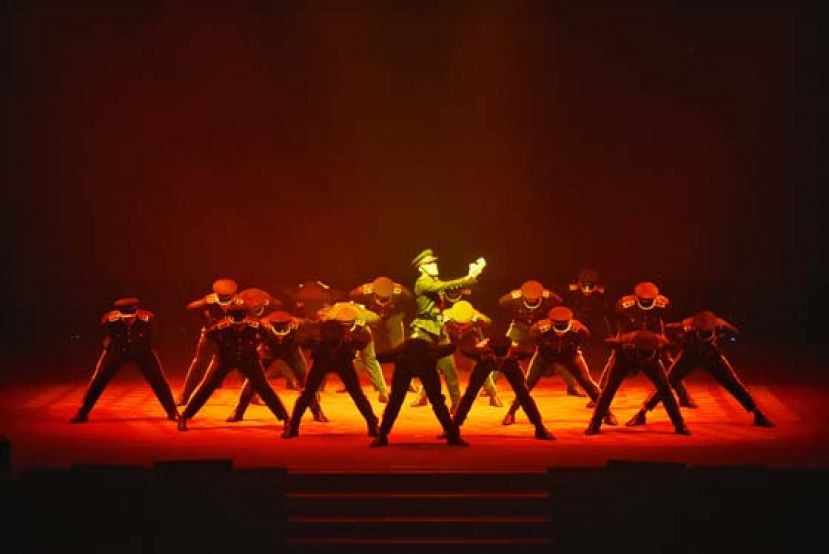 军装迎宾舞拉开演出帷幕。